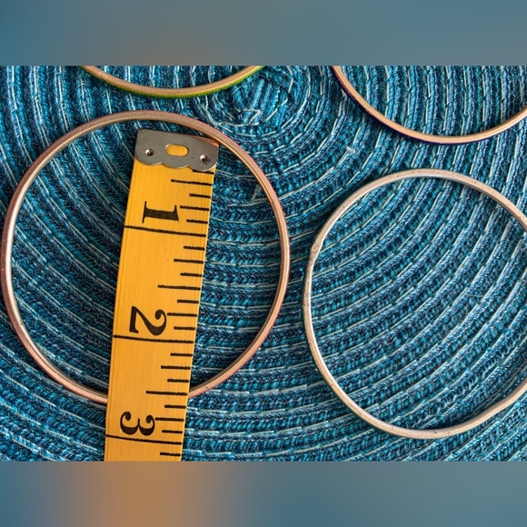 4 multi color bangle bracelets - Picture 4 of 7